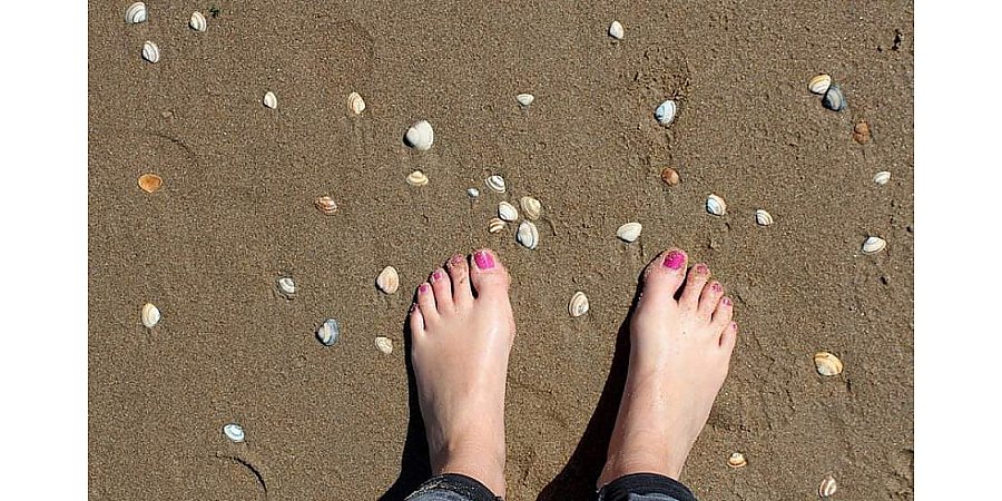 Врач рассказал о правилах безопасной ходьбы босиком