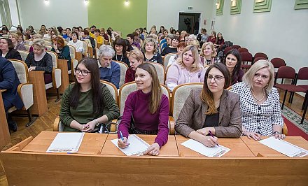 Пад дыктоўку сапраўдных настаўнікаў, але без адзнак. У Міжнародны дзень роднай мовы студэнты, педагогі, дзержслужачыя пісалі беларускамоўны дыктант
