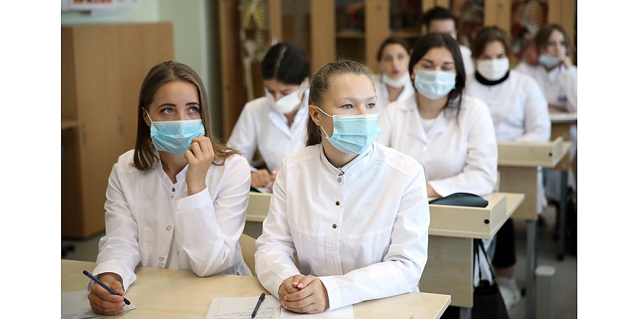 Отмена платных мест в "медах" не связана с отработкой – объяснение Минздрава