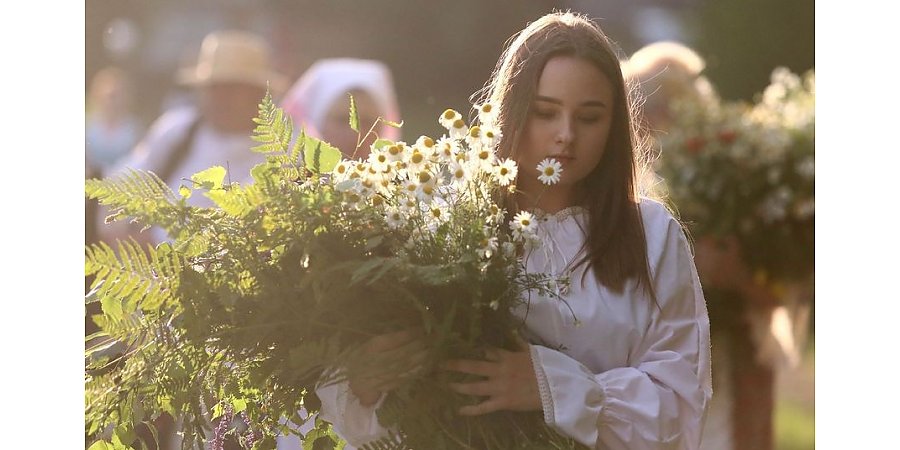 Мастер-класс по плетению венков и хороводы вокруг костра - на Августовском канале отметят Купалье