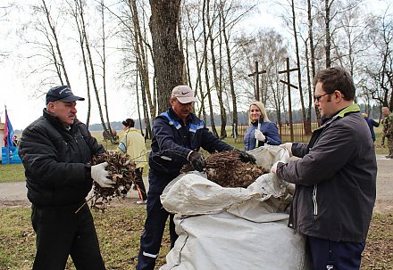 Профсоюзы Гродненщины благоустроили территорию мемориального комплекса «Шауличи» Волковысского района