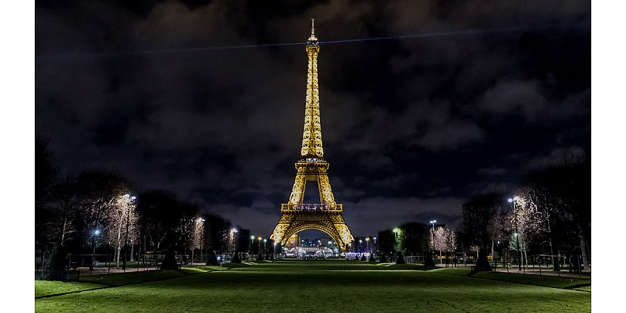Все больше французских городов объявляют, что в этом году в праздничные дни иллюминации будет меньше.