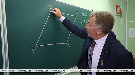 Для своих учеников - словно Архимед. За что любят народного учителя Беларуси из лидской гимназии