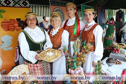 Этноподворье, город мастеров и выступление лидских пограничников-кинологов. Яркие моменты празднования Дня народного единства в Радуни (ФОТО)