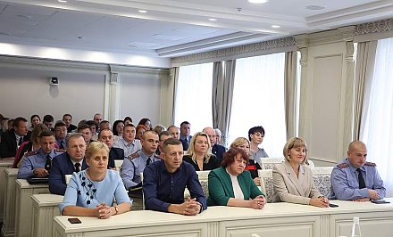 В облисполкоме наградили работников учреждений и организаций, принявших активное участие в организации и проведении XIII Республиканского фестиваля национальных культур