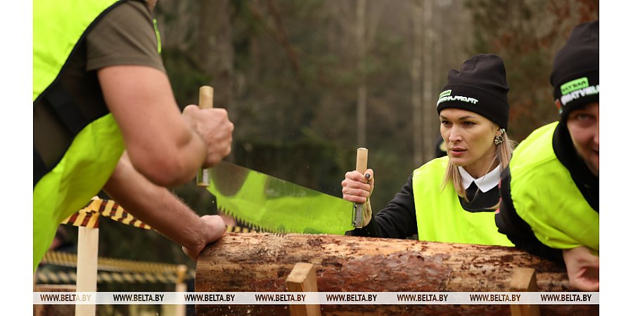 "Ребята молодцы, девчонки - вообще пушка". Команда блогеров об атмосфере на чемпионате по колке дров