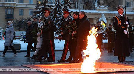 ФОТОФАКТ: Венок от делегатов ВНС возложили на площади Победы в Минске