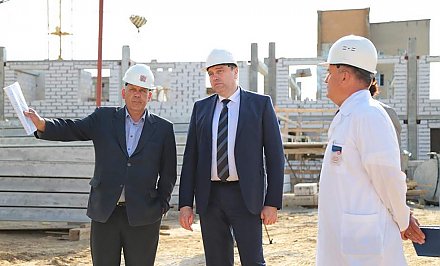 Встреча с медработниками и строительство онкодиспансера. Министр здравоохранения Владимир Караник посетил с рабочим визитом медучреждения Гродно