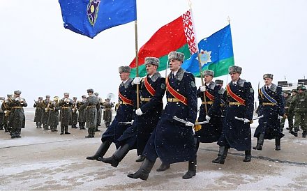 Александр Лукашенко прибыл на военный аэродром Мачулищи на встречу с белорусскими миротворцами 11:08 15 января 2022