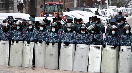 В Армении полиция начала задерживать протестующих у здания правительства