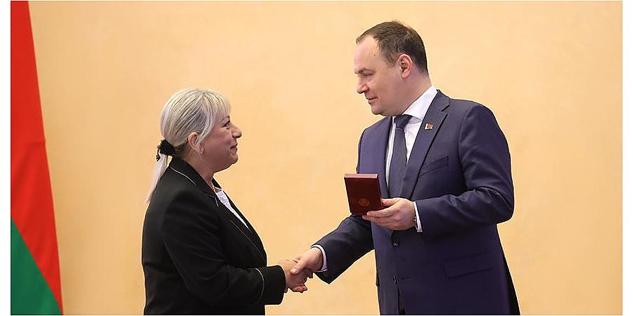 "Это люди исключительного трудолюбия и ответственности". Премьер Беларуси вручил госнаграды