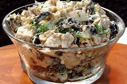 Интересное и свежее сочетание: рецепт праздничного салата с курицей, черносливом и грецкими орехами