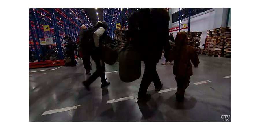 Накормили кашей с говядиной и осмотрели пострадавших. Как относятся к беженцам в логистическом центре?