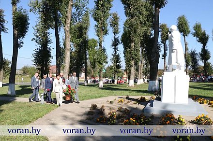 В рамках празднования Дня народного единства и XII открытого  районного фестиваля народных традиций и искусства «Кола сяброўства» на братскую могилу в Радуни возложили цветы 
