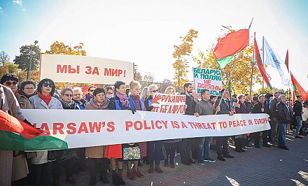 «Руки прочь от Беларуси!». Гродненцы вышли на пикет к Генконсульству Польши, чтобы выразить возмущение агрессивной политикой польских властей (+видео)