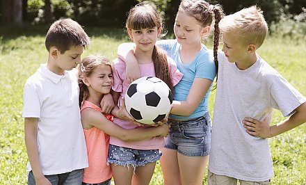 Нога в тисках, сгоревшая солома, шалости у воды. Какие опасности поджидают детей во время летних каникул и как их избежать