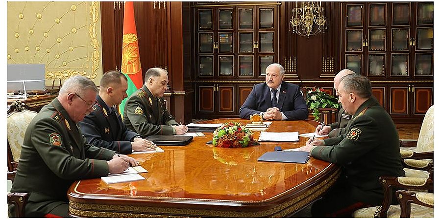 "Мы должны видеть мельчайшую агрессивность против Беларуси". Александр Лукашенко провел совещание с силовиками