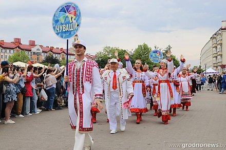 42 национальности и 800 участников. В Гродно прошло грандиозное фестивальное шествие