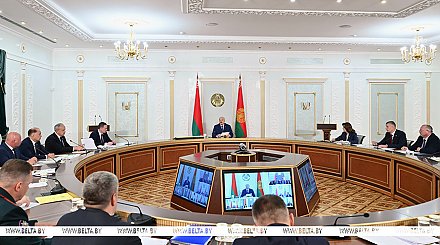 Горячая пора, кадровый день, военные доклады и прививка от волокиты. Итоги недели Президента