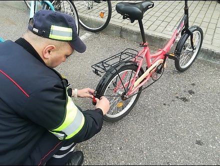 Стань заметней! Сотрудники ОГАИ дополнительно оборудовали велосипеды граждан световозвращающими элементами