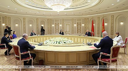 Александр Лукашенко дает интервью СМИ Беларуси и ближнего зарубежья