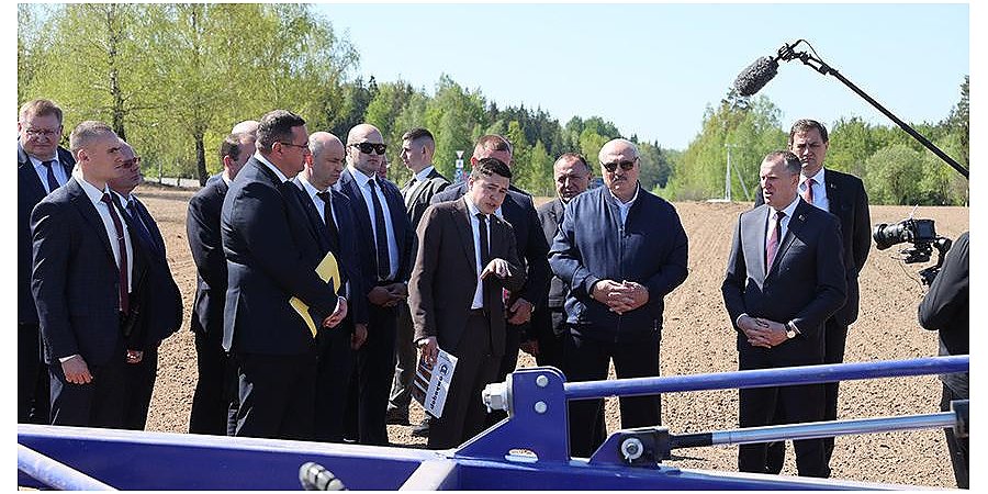 "Работать надо по-военному, день и ночь". Александр Лукашенко поручил до 9 мая завершить посевные работы