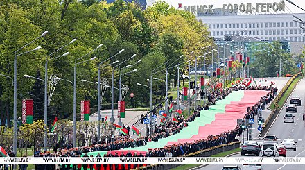 Самый большой флаг Беларуси пронесли по центру Минска. Получит ли акция продолжение?