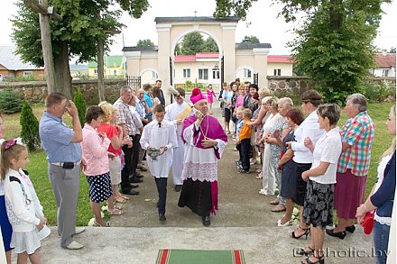 Біскуп Аляксандр Кашкевіч у Жырмунах: “Няхай Эўхарыстыя заспакоіць голад  нашых сэрцаў і зробіць здольнымі дзяліцца дабром з бліжнімі”