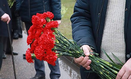 «Терроризму нет и не может быть оправдания». Гродненцы продолжают нести цветы к Генеральному консульству Российской Федерации в Гродно