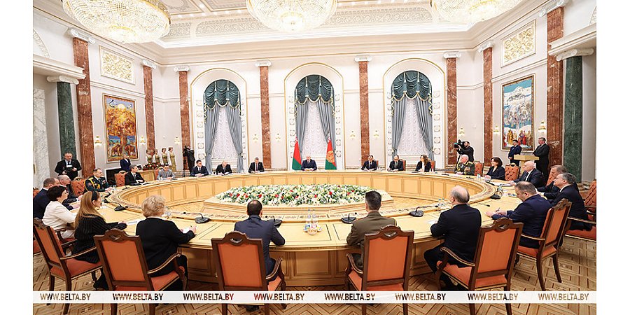 Александр Лукашенко: в Беларуси продолжат развивать национальные научные школы