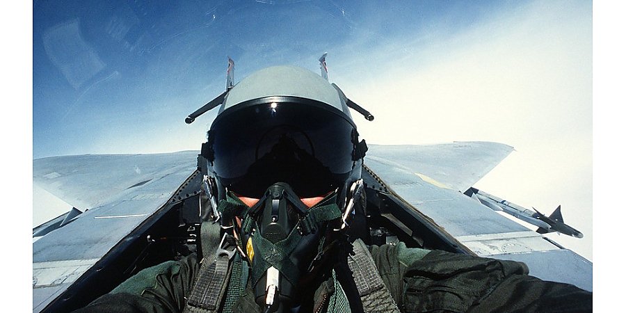 В небе над Канадой обнаружили неопознанный воздушный объект