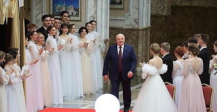 Атмосфера музыки, танца и таланта. Новогодний бал для молодежи прошел во Дворце Независимости