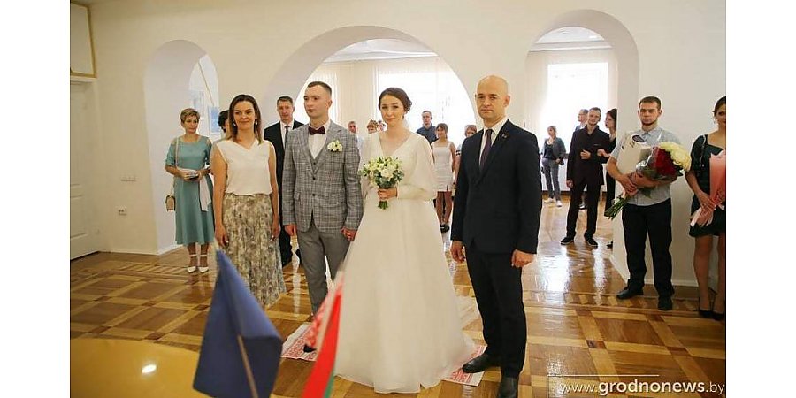Пара из Гродно приурочила свадьбу ко Дню города. Поздравить молодоженов приехал заместитель министра юстиции
