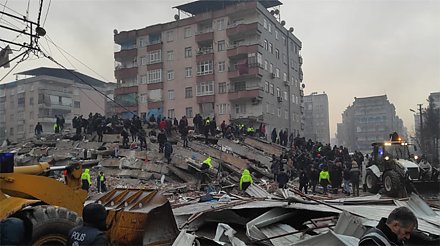 Сообщения о разрушениях и погибших из-за землетрясения приходят из Турции и Сирии