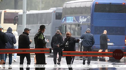 "По нервам бьет". Выезда в Польшу в пункте пропуска "Брест" ожидают граждане разных стран