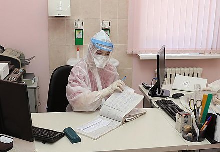 По поручению Александра Лукашенко медикам повысят зарплату: с 1 июля появится новая надбавка