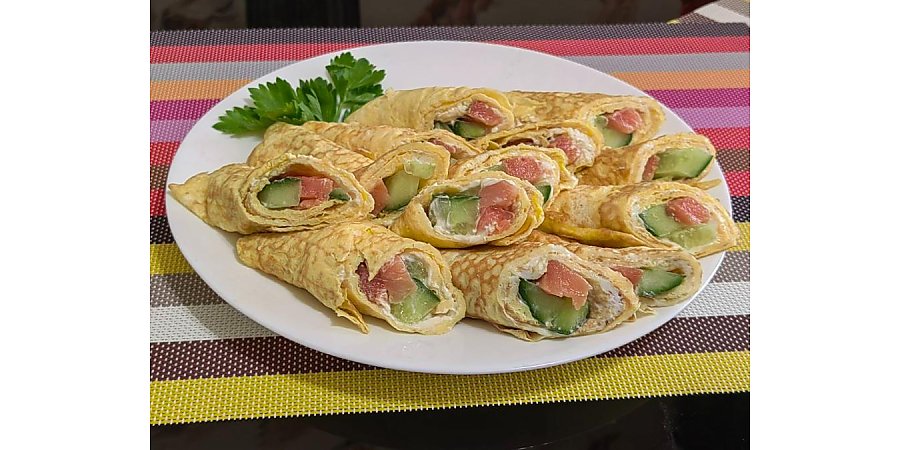 Яичные блинчики с красной рыбой