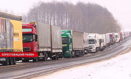 Очередь растянулась на 16 км. Почему многотысячное скопление грузовиков на белорусской границе невыгодно самому ЕС? (+видео)