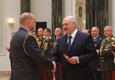 Александр Лукашенко вручил генеральские погоны высшему офицерскому составу