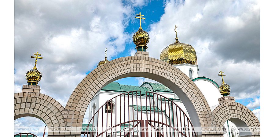 Православные верующие празднуют Воздвижение Креста Господня