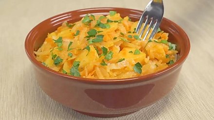 Блюдо, которое согревает уютом: простой рецепт тушеной капусты с картошкой