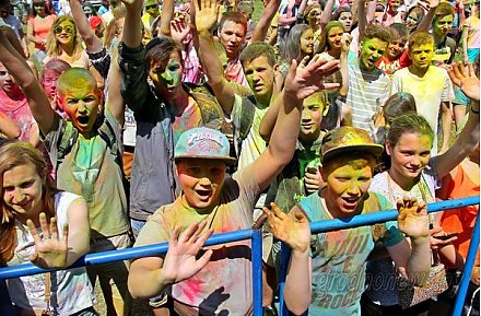 Фестиваль красок ColorFest проходит в парке активного отдыха «Коробчицкий Олимп» под Гродно