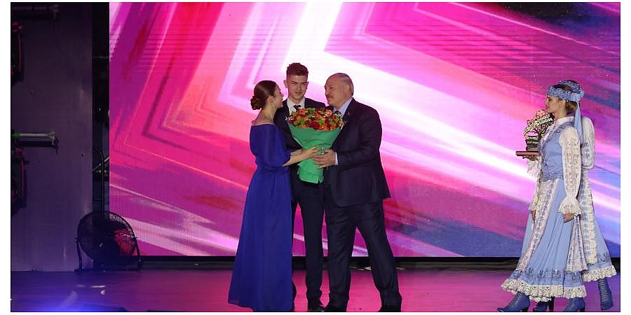 Александр Лукашенко на празднике выпускников: вместе мы будем держать нашу страну, нашу Родину в наших руках