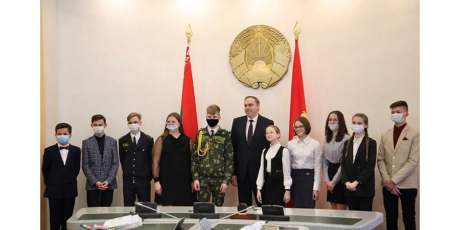 Паспорт из рук губернатора и экскурсия в его рабочий кабинет. В День Конституции юных гродненцев пригласили на торжественный прием в облисполком