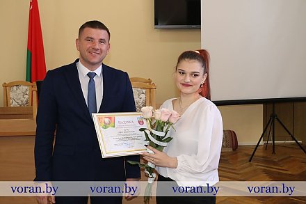 Педагог и ученица Конвелишского УПК поощрены председателем Вороновского райисполкома за победу в творческом конкурсе
