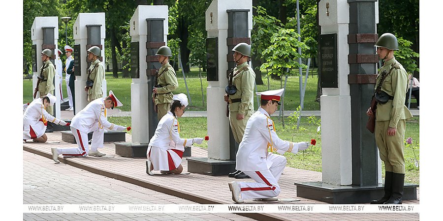 С благодарностью за мирное небо. Выпускники Беларуси возложили цветы на Аллее Героев в Гомеле