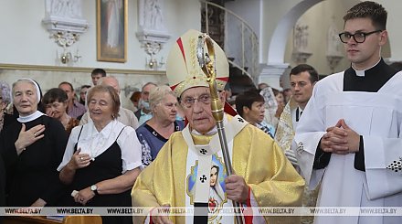 ФОТОФАКТ: Тадеуш Кондрусевич освятил обновленный алтарь Бригитского костела в Гродно