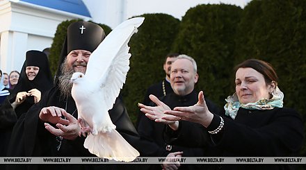 Православные верующие празднуют Благовещение Пресвятой Богородицы