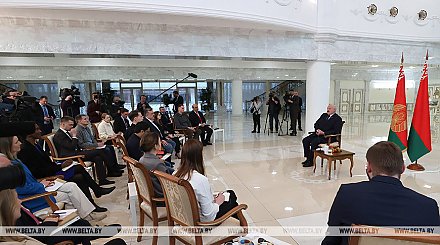 Александр Лукашенко отвечает на вопросы зарубежных и белорусских СМИ, но "Большой разговор" еще впереди