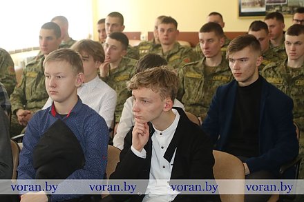 Защита Отечества: священный долг или обязанность? Над этим вопросом рассуждали вороновские школьники и пограничники на диалоговой площадке.